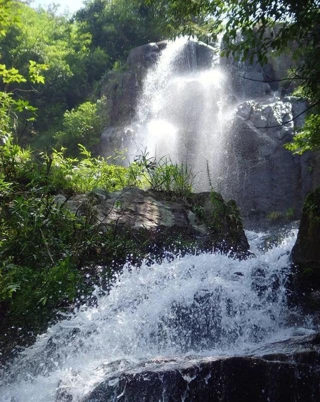 华建集团2涨停
