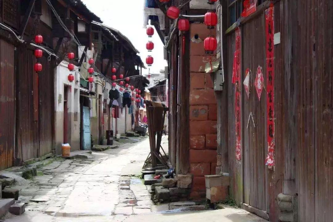 逃离荒废房屋