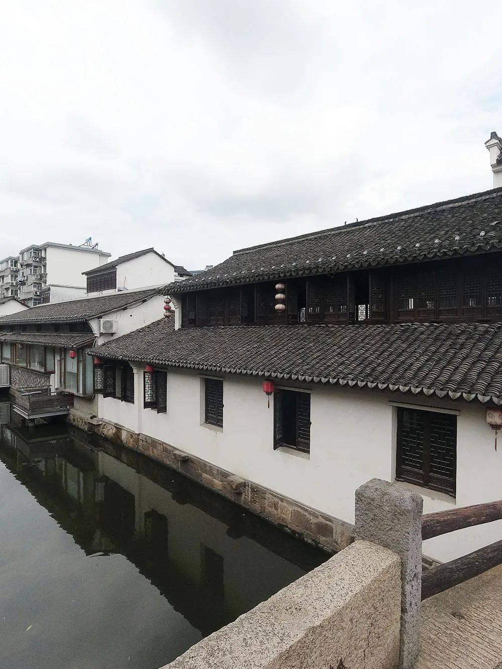 男子地铁突发昏厥 省人医医生跪地救人